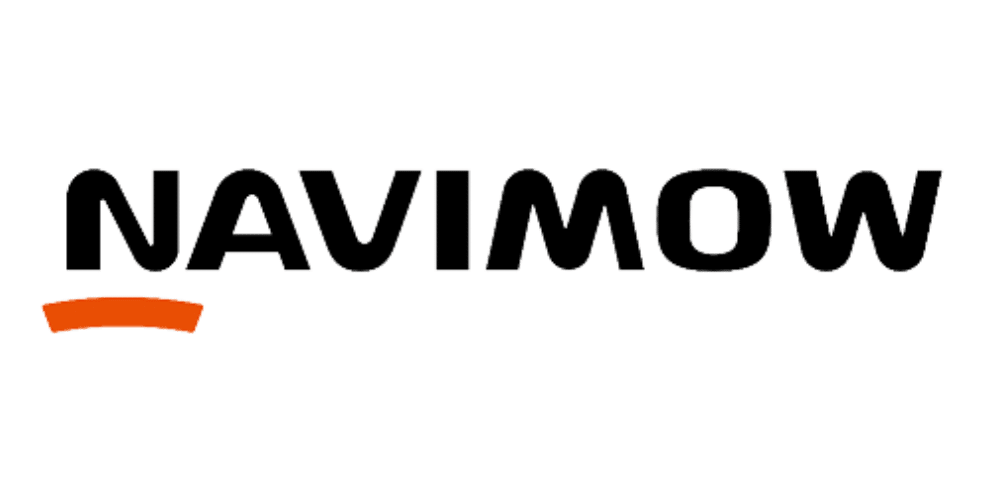 NaviMow-Logo mit schwarzem Schriftzug und einem orangefarbenen geschwungenen Balken darunter auf transparentem Hintergrund.